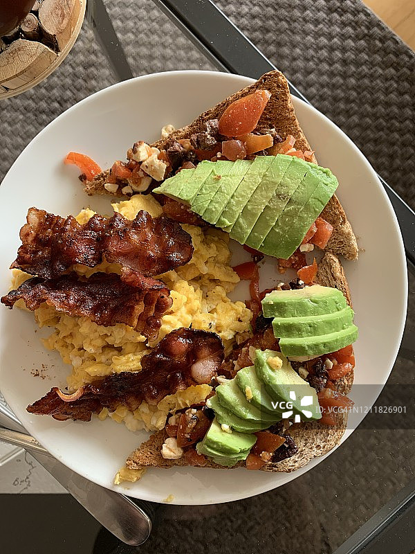 炒鸡蛋配培根和牛油果吐司图片素材