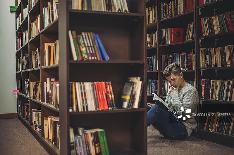 学生在图书馆查找资料图片素材