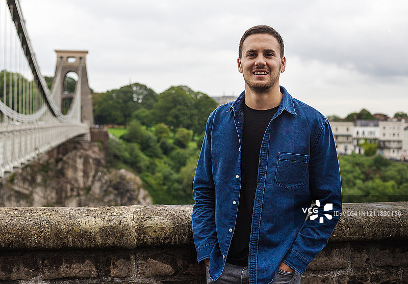 笑容满面的年轻游客参观布里斯托尔郡的克利夫顿悬索桥图片素材