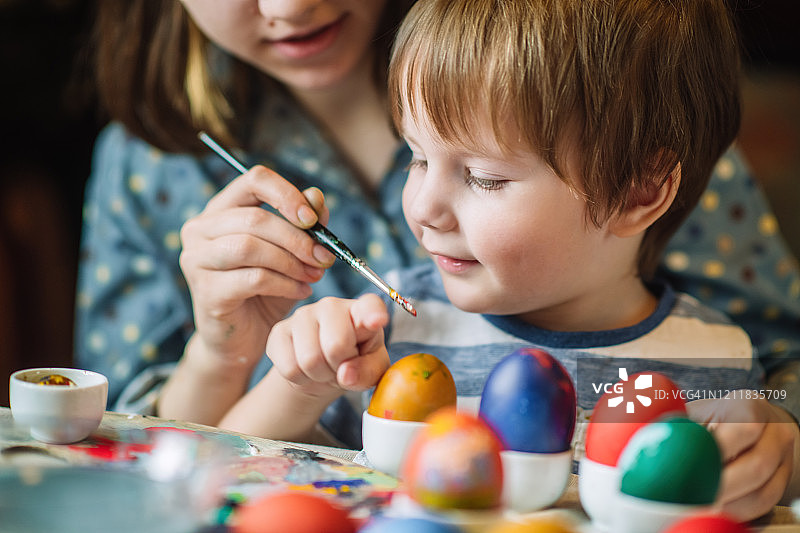 家庭绘制复活节彩蛋图片素材