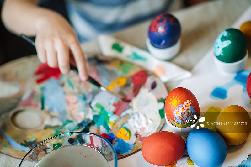 男孩在画复活节彩蛋图片素材