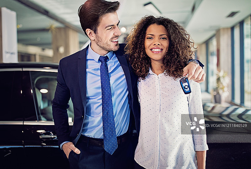 情侣在汽车展厅与新车合影图片素材