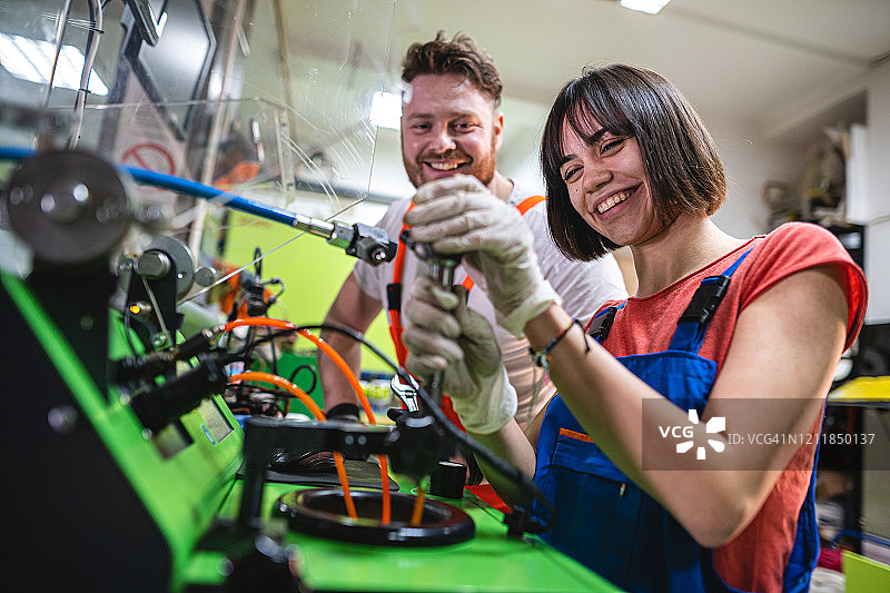 快乐的汽车修理工在工作图片素材