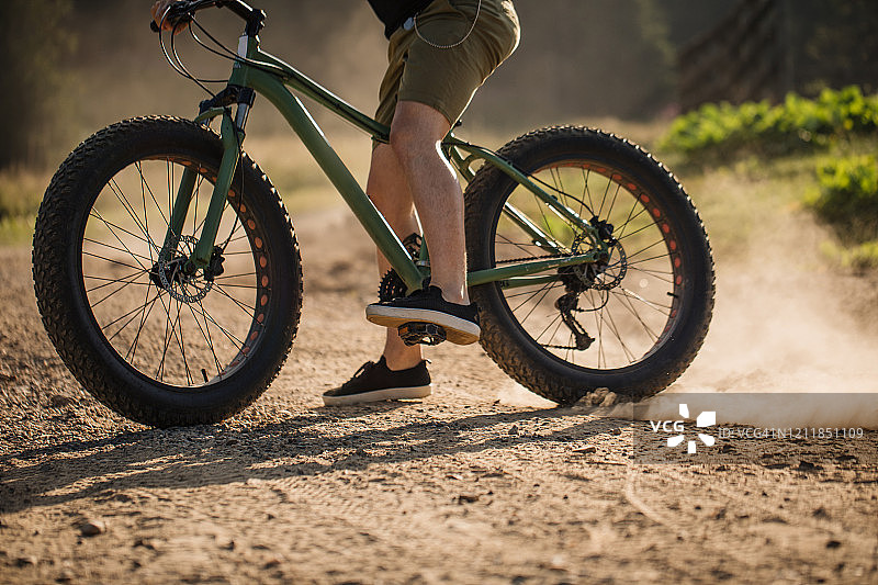 在陡峭的土路上骑山地自行车的男人图片素材