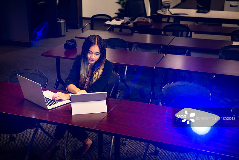 演示者在办公室会议中使用数字设备图片素材