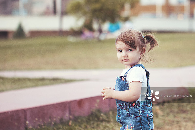 在公园里的一个可爱小女孩的肖像图片素材