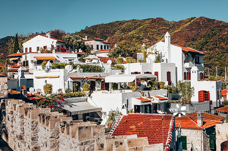 古镇白房与青山背景图片素材