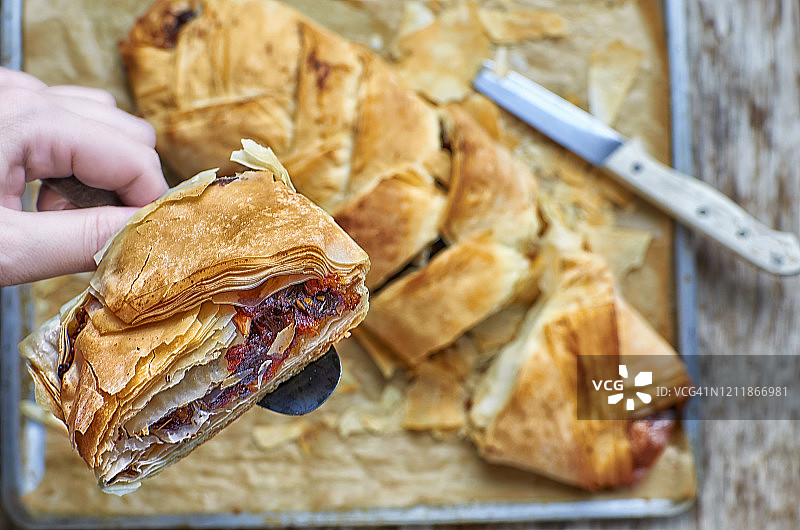 千层酥皮裹枣和布里奶酪馅饼图片素材