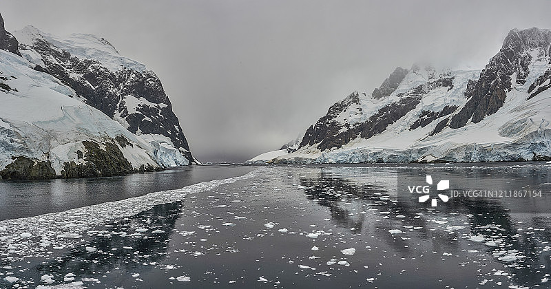 南极半岛日出时的勒梅尔海峡风光图片素材