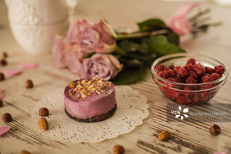 美味小蛋糕与覆盆子玫瑰图片素材
