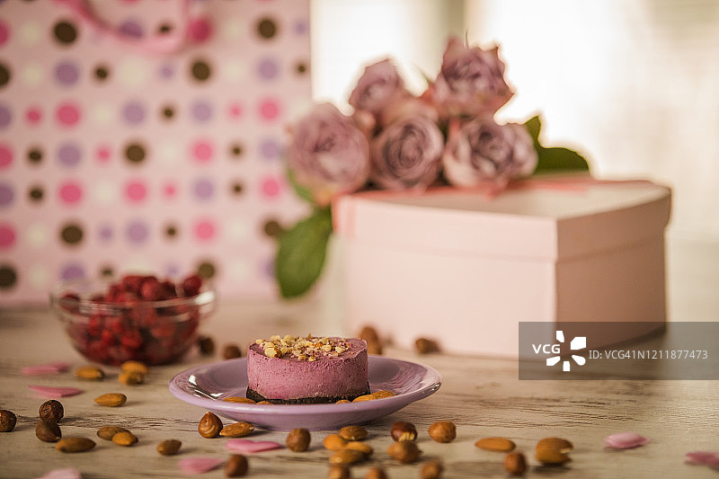 情人节甜点、礼物和玫瑰图片素材
