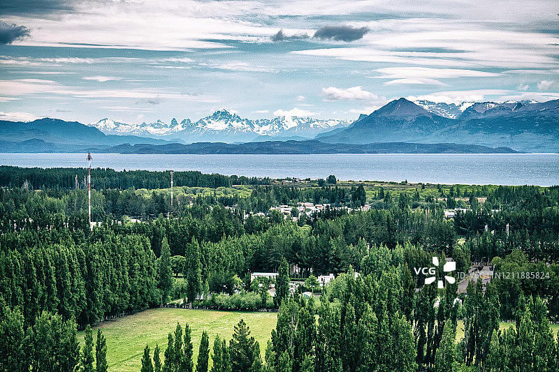 阿根廷圣克鲁斯省，布宜诺斯艾利斯湖和群山全景图片素材