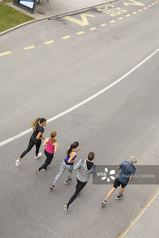 在城市中跑步的人群图片素材