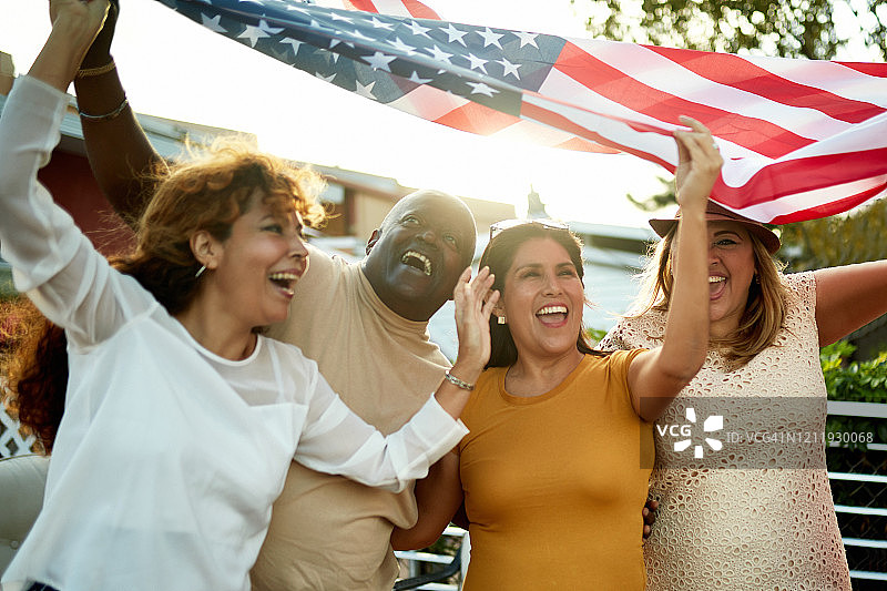 拿着美国国旗的中老年朋友图片素材