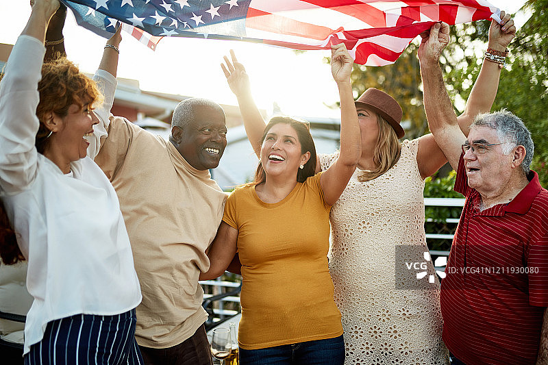 庆祝美国节日的佛罗里达州老年朋友图片素材