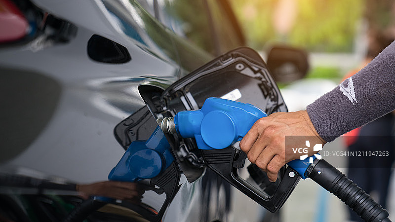 在加油站加油，男子给汽车加油图片素材