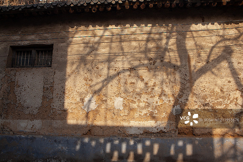 狭窄小巷中的斑驳墙壁图片素材