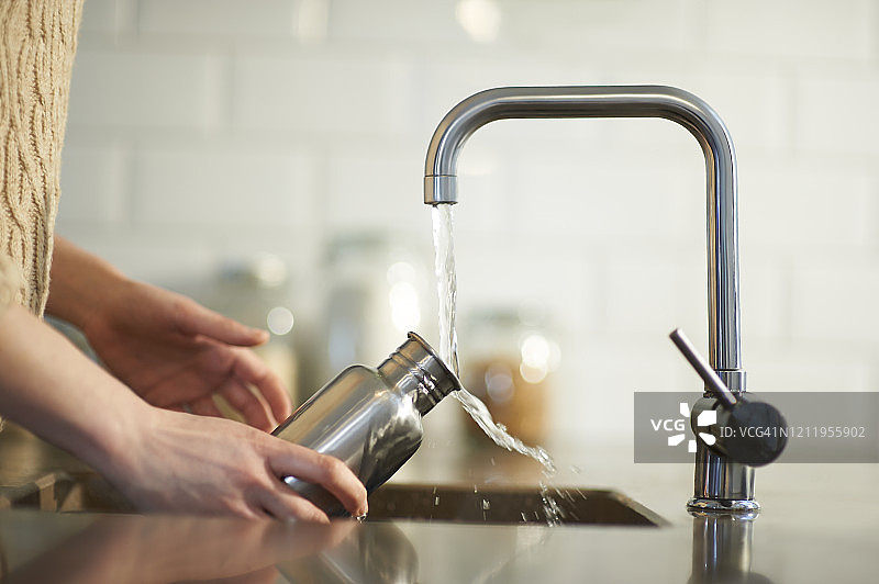 在厨房水槽中清洁无塑料可重复使用的水瓶图片素材