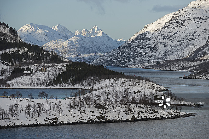 挪威欣诺亚岛的景观，背景是东洛弗敦山图片素材