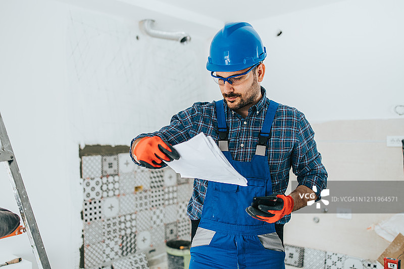 努力工作的专业房屋建筑商图片素材