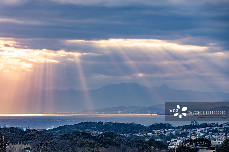 日本神奈川县海滩上的夕阳图片素材