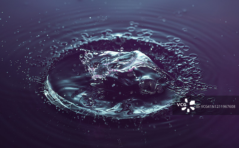 水花飞溅在水面上图片素材