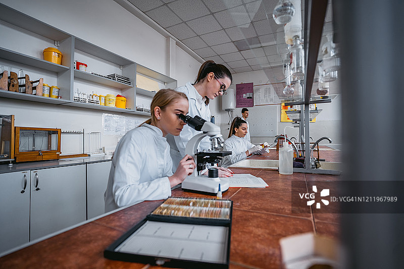 学生在实验室里使用显微镜图片素材