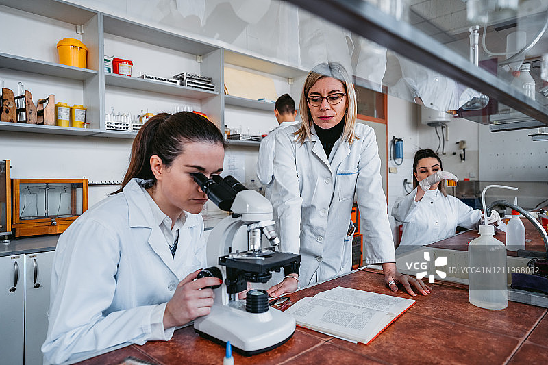 学生在实验室里使用显微镜图片素材