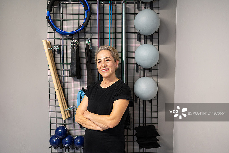 年长的健身教练图片素材