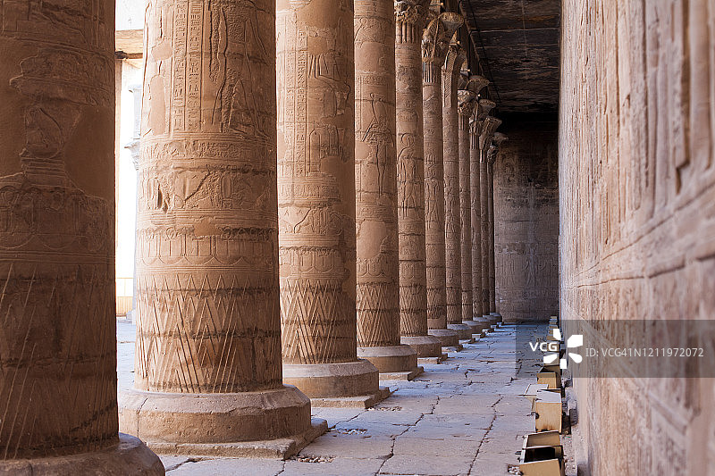 埃及上埃及埃德富荷鲁斯神庙的柱廊图片素材