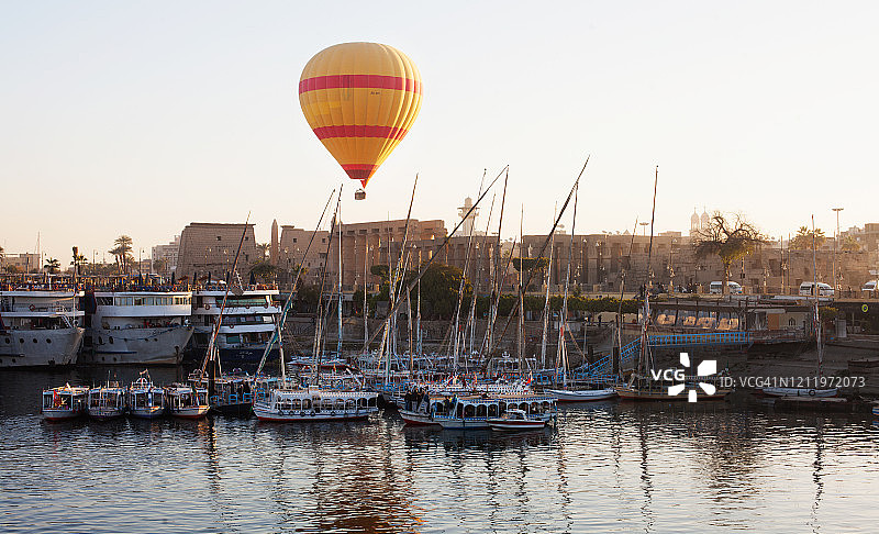 从埃及上尼罗河看到的卢克索热气球图片素材