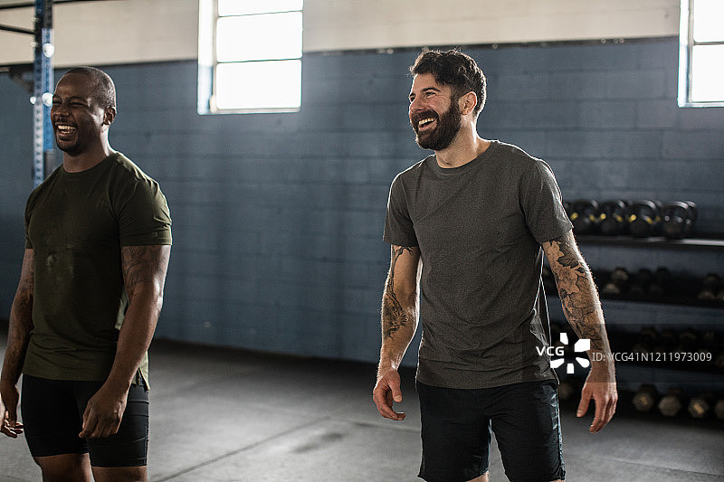 交叉训练课后拥抱的男人们图片素材