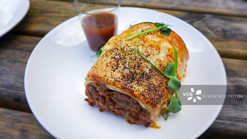 木板上的纯素香肠卷图片素材