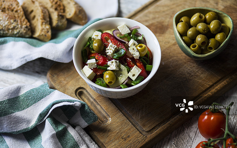 新鲜沙拉、橄榄和自制面包图片素材