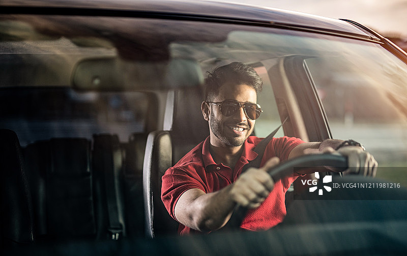 中东男子开车图片素材