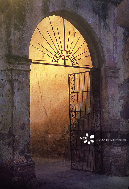 萨格拉里奥神殿的铁门，帕茨夸罗一座古老的教堂图片素材