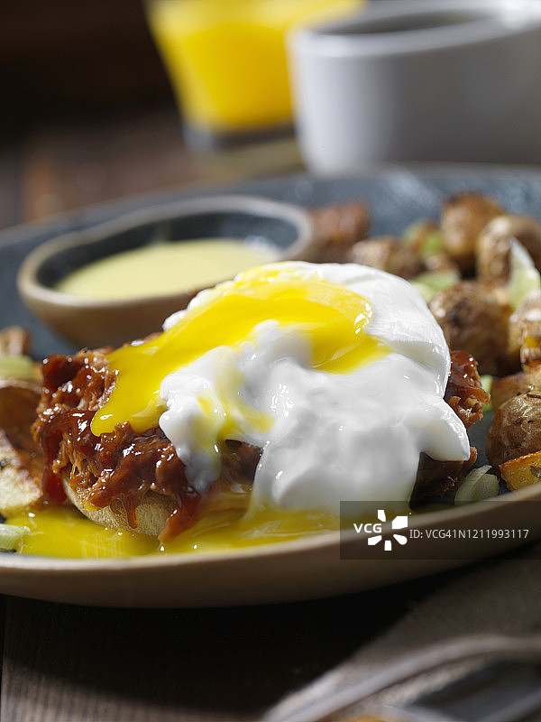 烧烤手撕猪肉班尼迪克蛋配荷兰酱和薯饼图片素材
