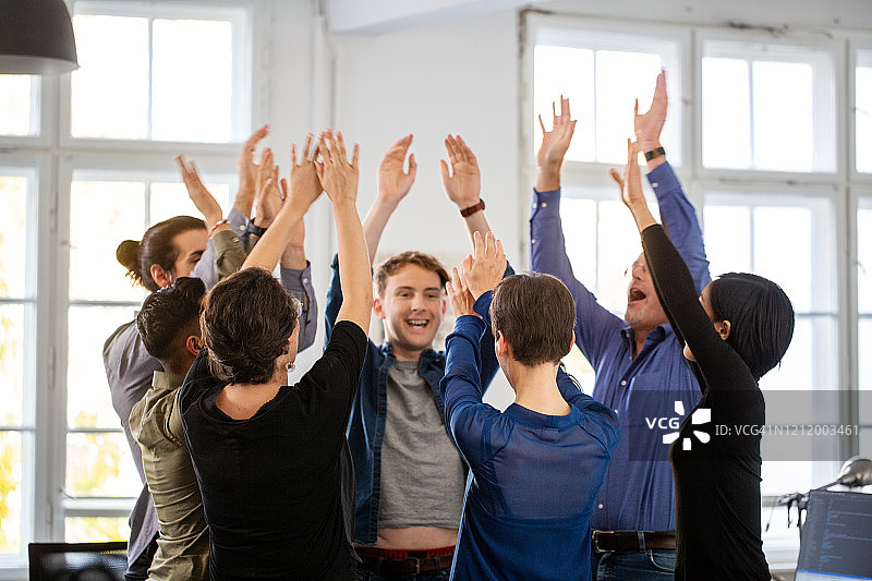 商务团队欢呼雀跃图片素材