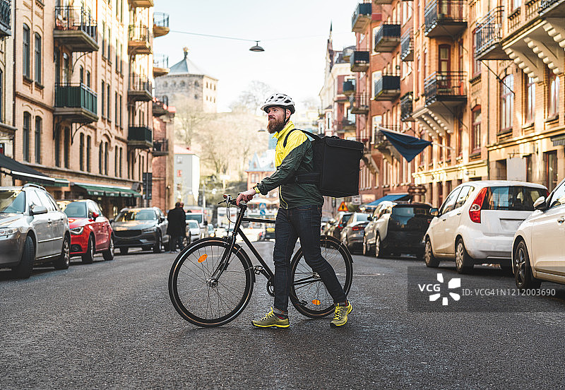 外卖员正在过马路图片素材