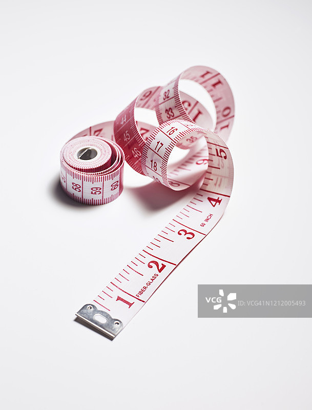 白色背景上的服装制造商卷尺图片素材