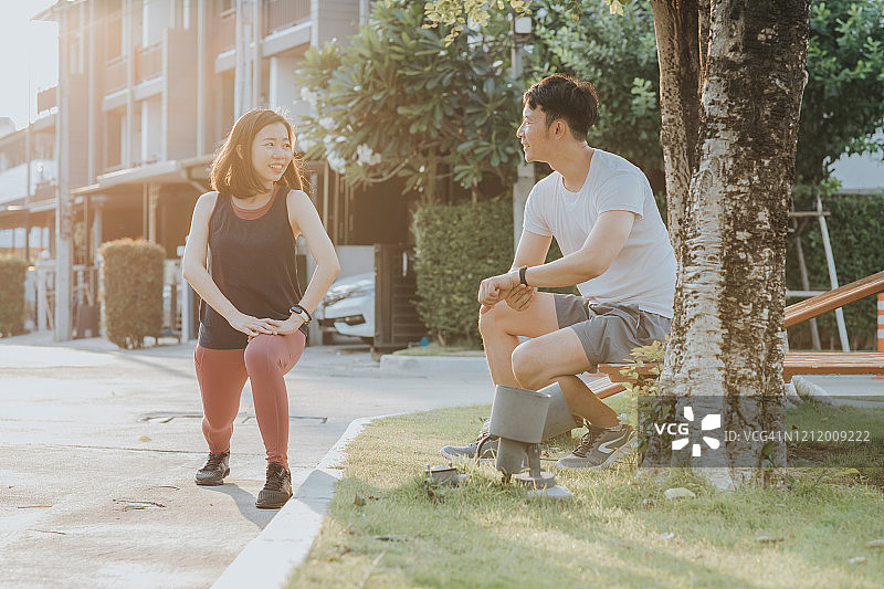 幸福的夫妇在慢跑前热身图片素材