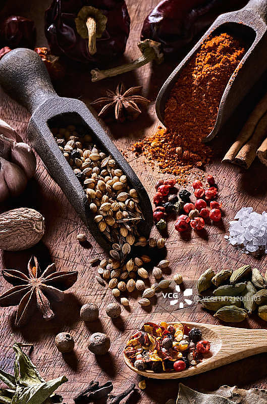 乡村木桌上的各式香料和草药图片素材