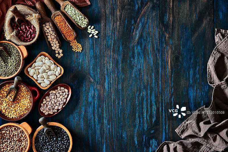 乡村木桌上的豆类和扁豆图片素材