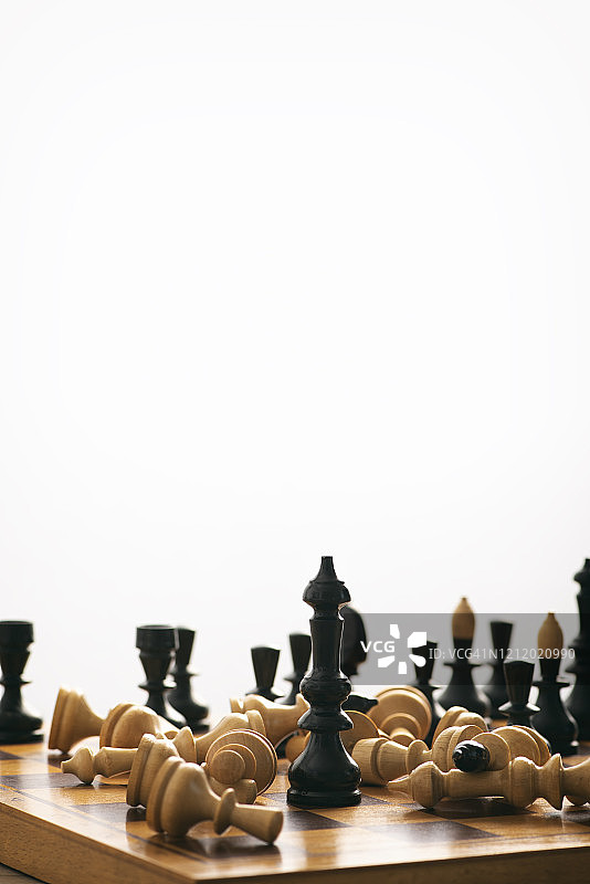 木制国际象棋棋子和棋盘图片素材