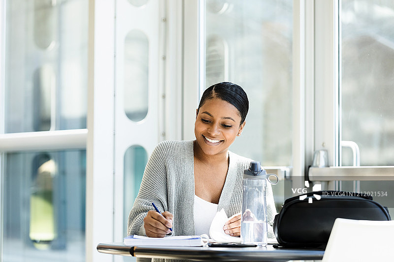 自信的大学生课前学习图片素材