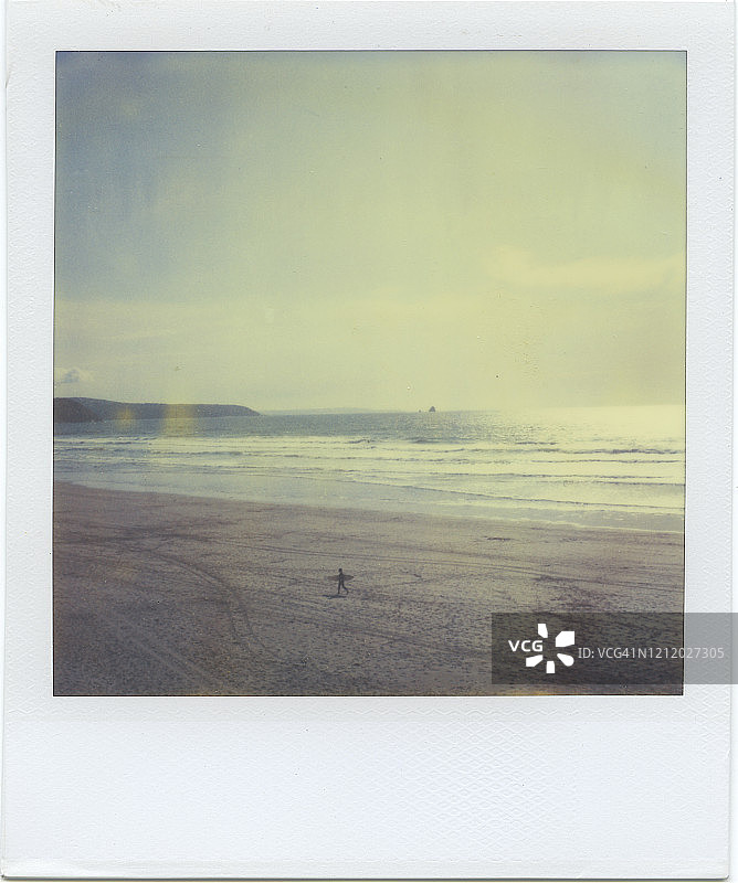 海滩冲浪者的宝丽来照片图片素材