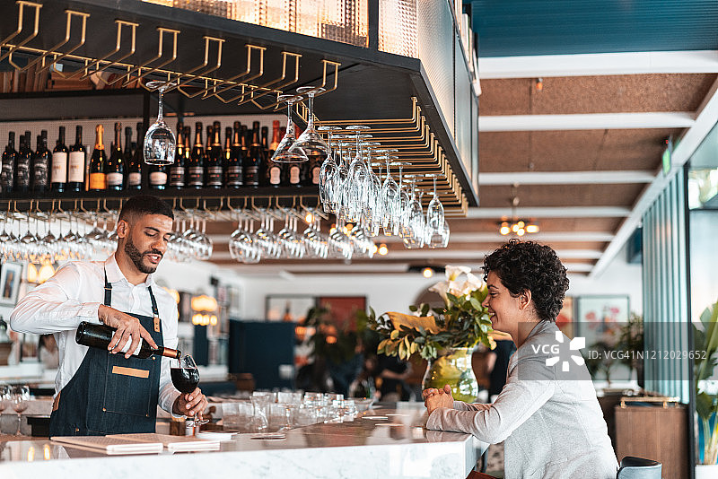 葡萄酒品尝服务图片素材