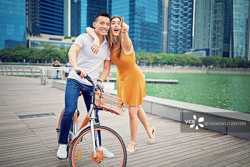 拥抱在一起，快乐玩耍的幸福夫妇图片素材