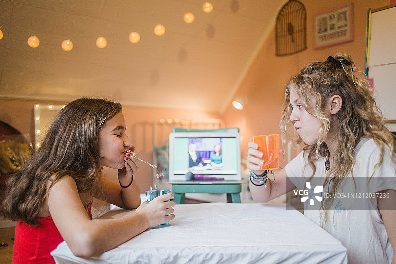 女孩在卧室与朋友玩游戏时吐水图片素材