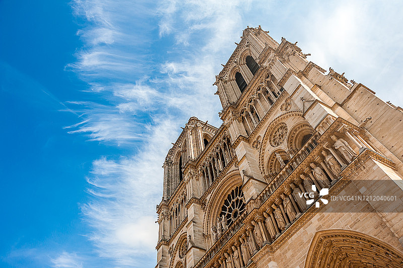 阳光明媚的蓝天下，巴黎圣母院标志性的立面图片素材